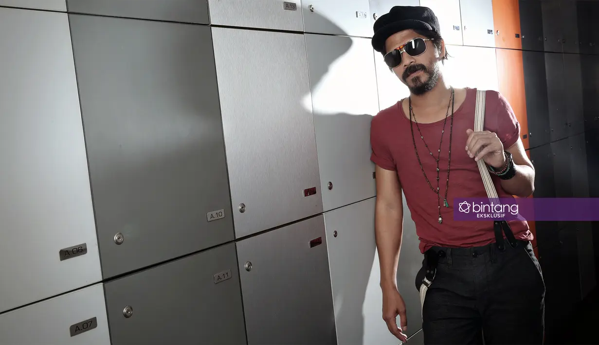"Kalau gue sama keluarga ya benar-benar itu kebutuhan gue sih. Mungkin orang kira gue sosok ayah yang liar di panggung, begitu ketemu keluarga gue bisa lemah, ya memang gitu, itu yang terjadi," lanjutnya. (Bambang E. Ros/Bintang.com)