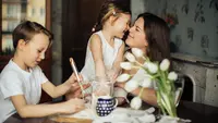 Ilustrasi orang tua yang bahagia saat mengasuh anak. Credits: pexels.com by Elina Fairytale