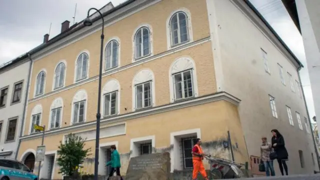 Pemerintah Austria Berencana Meruntuhkan Rumah Tempat Hitler Lahir