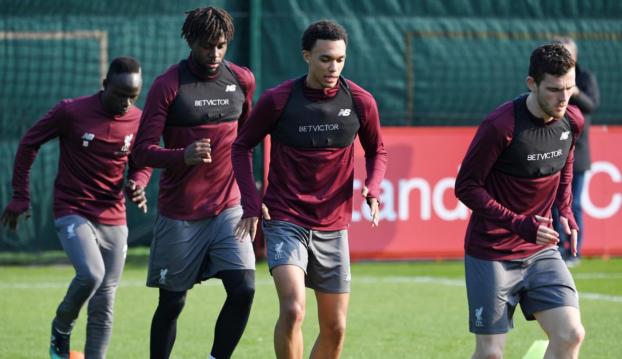Pemain Liverpool saat mengikuti sesi latihan jelang laga Liga Champions di Melwood, Liverpool, Senin (8/4). Liverpool akan berhadapna dengan Porto. (AFP/Paul Ellis)