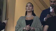 Model Spanyol dan pacar penyerang Portugal, Cristiano Ronaldo, Georgina Rodriguez menghadiri pertandingan babak 16 besar Piala Dunia Qatar 2022 antara Portugal dan Swiss di Stadion Lusail di Lusail, utara Doha (6/12/2022). Georgina Rodriguez tampil glamor saat mendukung pacarnya, Ronaldo bertanding. (AFP/Patricia De Melo Moreira)