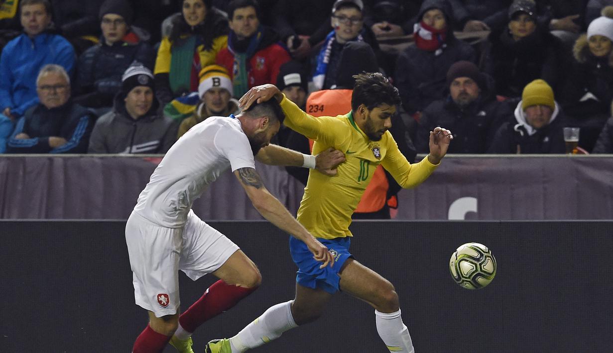 Aksi gelandang muda Brazil, Lucas Paqueta pada laga persabahabatan yang berlangsung di Stadion Sinobo, Praha, Rabu (27/3). Brazil menang 3-1 atas Republik Ceko. (AFP/Joe Klamar)