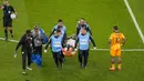 Gelandang Senegal Cheikhou Kouyate dibawa menggunakan tandu setelah mengalami insiden dengan gelandang Belanda, Frenkie de Jong pada pertandingan kedua Grup A Piala Dunia 2022 di Stadion Al-Thumama di Doha, Senin (21/11/2022). Kejadian itu membuat Kouyate langsung terkapar di lapangan dan tak mampu berdiri karena menahan rasa sakit di bagian kemaluan. (AP Photo/Thanassis Stavrakis)