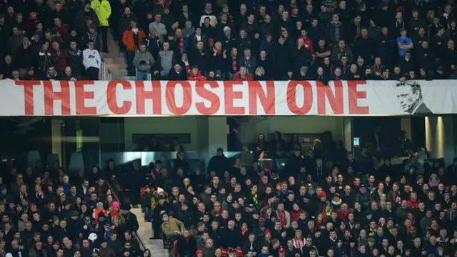 Banner `The Chosen One` di Old Trafford