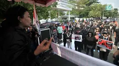 Massa Presidium Rakyat Menggugat saat menggelar aksi Save Meiliana di depan Gedung Mahkamah Agung (MA), Jakarta, Rabu (12/9). Massa meminta MA untuk membebaskan Meiliana dari tuntutan. (Merdeka.com/Iqbal Nugroho)
