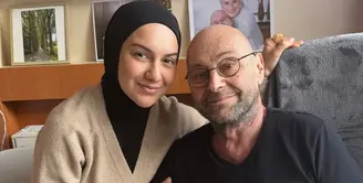 Pergi ke Belgia bukan tanpa alasan, Irish Bella mengunjungi ayahnya, Johan de Beule. Irish pun tampil mengenakan kerudung hitam serasi dengan innernya. Dipadukan cardigan coklat dan celana denim panjang. [@_irishbella_]