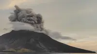 Gunung Ruang kembali erupsi pada Jumat (19/4) sekitar pukul 17.00 WITA. (Ronny Adolof BUOL/AFP)
