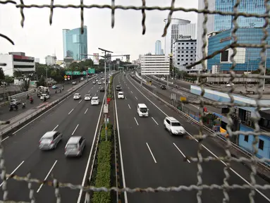 Kendaraan melintasi jalan protokol di kawasan Mampang, Jakarta, Kamis (5/5). Libur panjang libur nasional dan cuti bersama 5 sampai 8 Mei membuat sejumlah ruas di Jakarta terpantau lengang. (Liputan6.com/Immanuel Antonius)