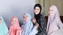 Banyak yang mengungkapkan betapa Kimberly terlihat memesona dalam balutan busana muslim, membuktikan bahwa gaya syar'i tetap bisa terlihat modis dan elegan. [@kimbrlyryder].