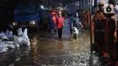 Ambruknya tembok tersebut menutup saluran air yang ada di sekitarnya, membuat kawasan tersebut tergenang akibat luapan air.  (Liputan6.com/Angga Yuniar)