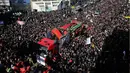 Warga Iran mengiringi jenazah 16 petugas pemadam kebakaran yang tewas dalam runtuhnya gedung yang terbakar pada 19 Januari, di Teheran, Iran, Senin (30/1). (AP Photo / Ebrahim Noroozi)