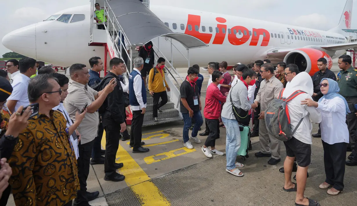 Ratusan WNI korban TPPO ini terdiri atas 313 laki-laki dan 87 perempuan. (Tatan SYUFLANA/POOL/AFP)