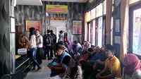 Antrian pengurusan SKCK di Polres Malang Kota (Liputan6.com/Zainul Arifin)