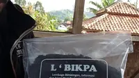 Salah satu pengurus Lembaga Bimbingan Informasi dan Kosultasi Pertanian Agribisnis (LBIKPA) Garut, Jawa Barat menunjukan arang sekam dalam kemasan yang siap dijual kepada masyarakat. (Liputan6.com/Jayadi Supriadin)