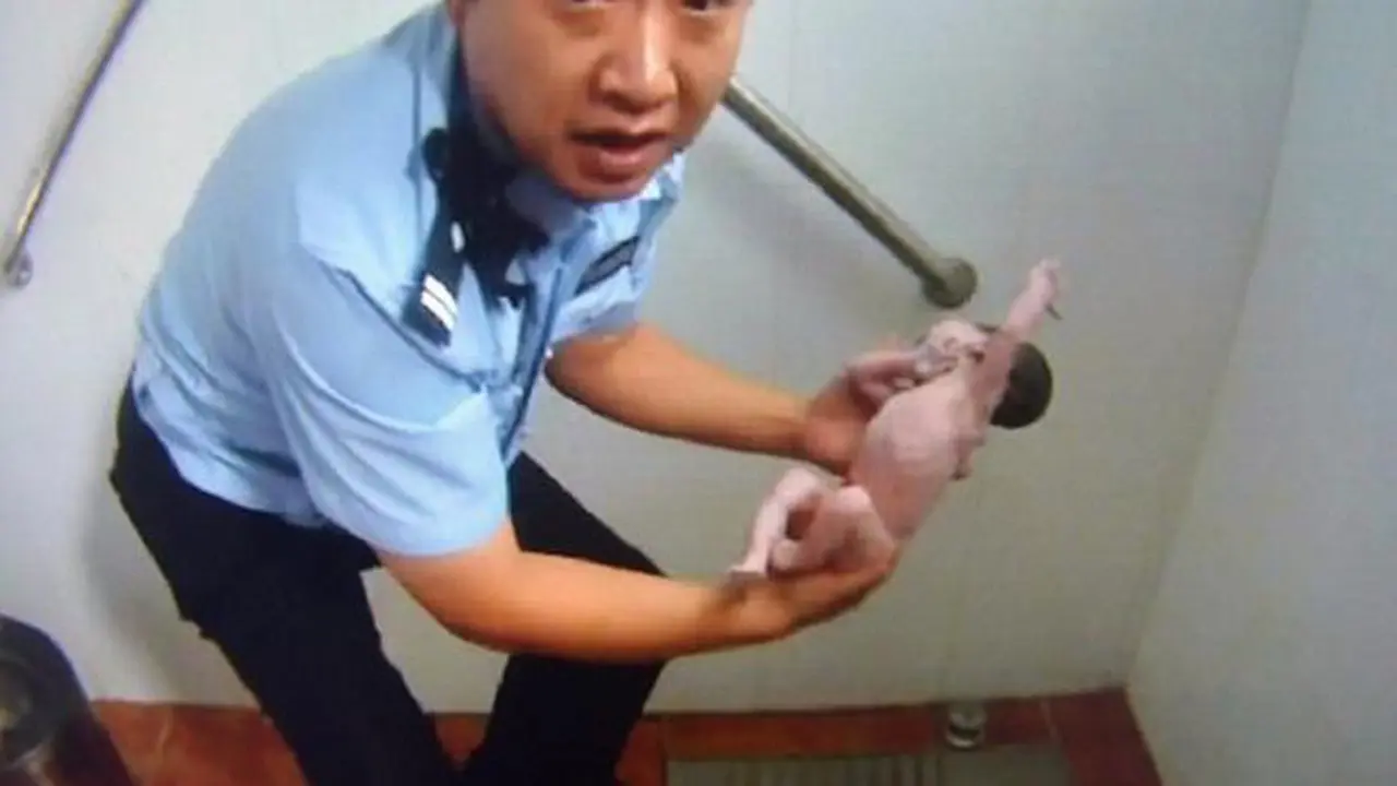 Momen Dramatis Polisi China Selamatkan Bayi di Toilet Terpopuler
