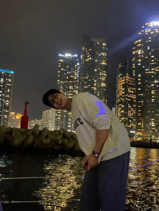 Pada 1 Januari 2023, Ahn Bo Hyun mengunggah sejumlah foto dirinya di berbagai tempat. Salah satu yang menarik perhatian adalah pose dirinya mengenakan sweater dan berpose di pinggir sungai. Dia tersenyum manis sambil melihat ke kamera. (Foto: Instagram/ bohyunahn)