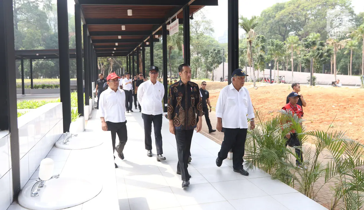 Presiden Joko Widodo (Jokowi) didampingi Mensesneg Pratikno, Menteri Sosial Agus Gumiwang dan Menteri PUPR Basuki Hadimuljono meninjau fasilitas umum untuk masyarakat berkebutuhan khusus di Kompleks GBK Senayan, Selasa (16/10). (Liputan6.com/Angga Yuniar)