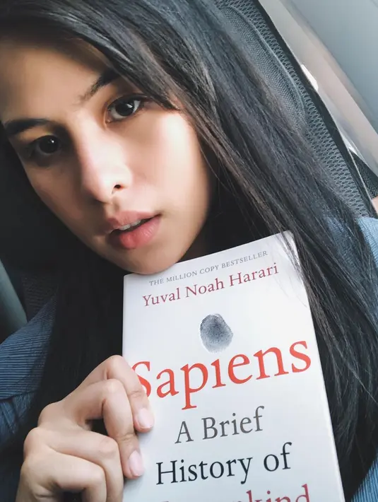 Berbagai rekomendasi buku juga diberikan Maudy Ayunda. Salah satu buku yang ia sarankan adalah Sapiens karya dari Yuval Noah Hatari. Kesukaannya dalam membaca membuat Maudy sering mengulas buku bacaannya setelah selesai membaca dan memberikan kesan pesan mendalam terkait buku tersebut. (Liputan6.com/IG/@maudyayunda)