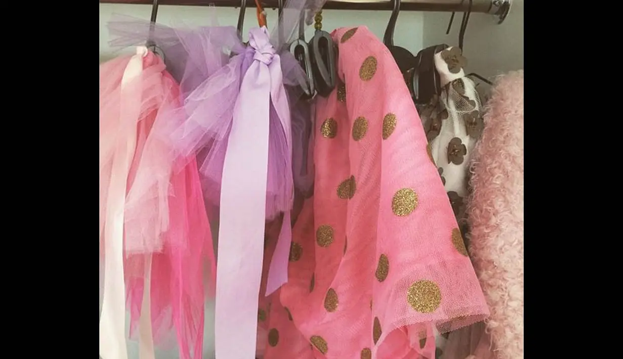 Dalam akun tersebut, memperlihatkan koleksi tutu dress super cute milik Amora. (instagram.com/ariannhaamoralemos)