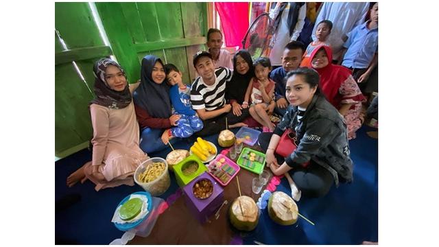 Sesampainya di sana, ibunda Shela pun telah menghidangkan makanan yang lezat untuk keluarga Raffi Ahmad.