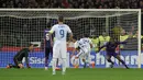 Pemain Fiorentina, Khouma Babacar (kanan), saat mencetak gol kemenangan ke gawang Inter Milan dalam laga Serie A Italia di Stadion di Artemio Franchi, Firenze, Senin (15/2/2016) dini hari WIB. (AFP/Andreas Solaro)