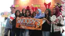Pengunjung melakukan foto bersama jelang nobar Peanut Snoopy di Blitz Megaplex, Jakarta, Sabtu (12/12/2015). Nonton bareng tersebut diselenggarakan oleh Cinemaholic Liputan6.com bekerjasama dengan Lipton. (Liputan6.com/Angga Yuniar)