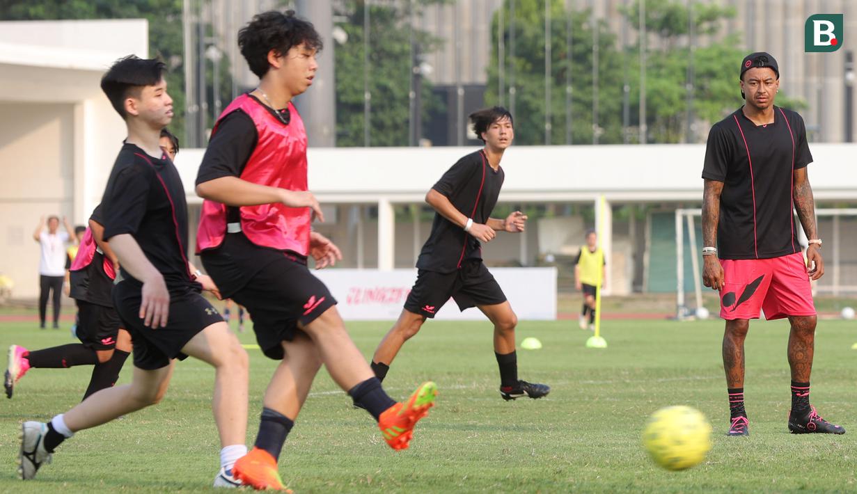 <p>Mantan penyerang Manchester United, Jesse Lingard memberikan coaching clinic kepada pesepak bola cilik di Stadion Madya Senayan, Jakarta Pusat, Sabtu (10/6/2023). Kegiatan tersebut diikuti oleh hampir 100 anak dari Jakarta Intercultural School dan ada juga dari sekolah sepak bola lainnya. (Bola.com/M Iqbal Ichsan)</p>