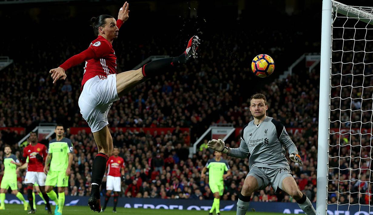 Striker Manchester United, Zlatan Ibrahimovic, berusaha membobol gawang Liverpool. Setan Merah akhirnya menyamakan kedudukan pada menit ke-84 usai Ibra mencetak gol memanfaatkan umpan Antonio Valencia. (EPA/Nigel Roddis)