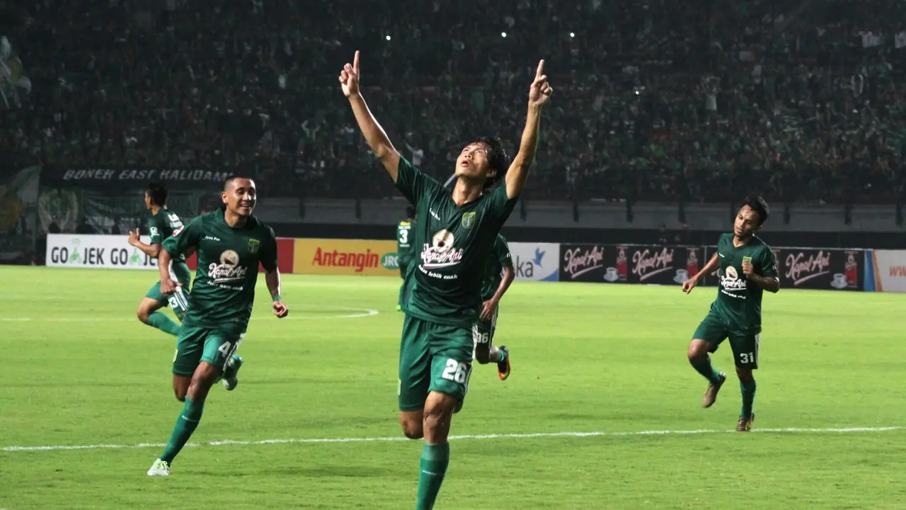 Penyerang Persebaya Surabaya, Rishadi Fauzi, rayakan gol ke gawang Persatu Tuban pada laga di Stadion Gelora Bung Tomo, Kamis (6/7/2017). Persebaya menang 2-0. 
