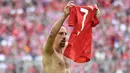 Gelandang Bayer Munchen, Frank Ribery, melakukan selebrasi usai mengalahkan Eintracht Frankfurt di  di Allianz Arena, Jerman, Sabtu (18/5). Munchen menang 5-1 atas Frankfurt. (John Macdougall/AFP)