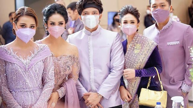 6 Potret Yuni Shara di Acara Lamaran Aurel Hermansyah dan Atta Halilintar