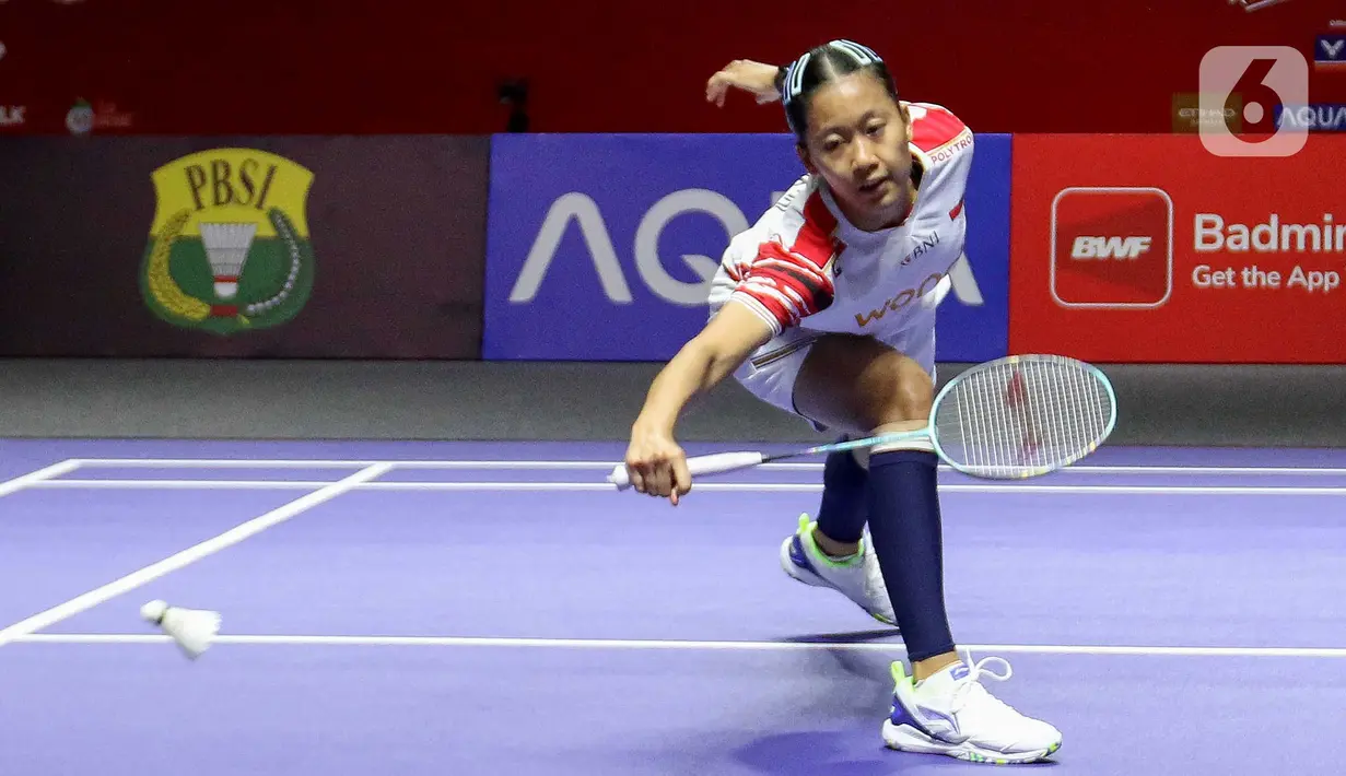 Di set pertama, Putri Kusuma Wardani kalah 16-21. (Liputan6.com/Herman Zakharia)