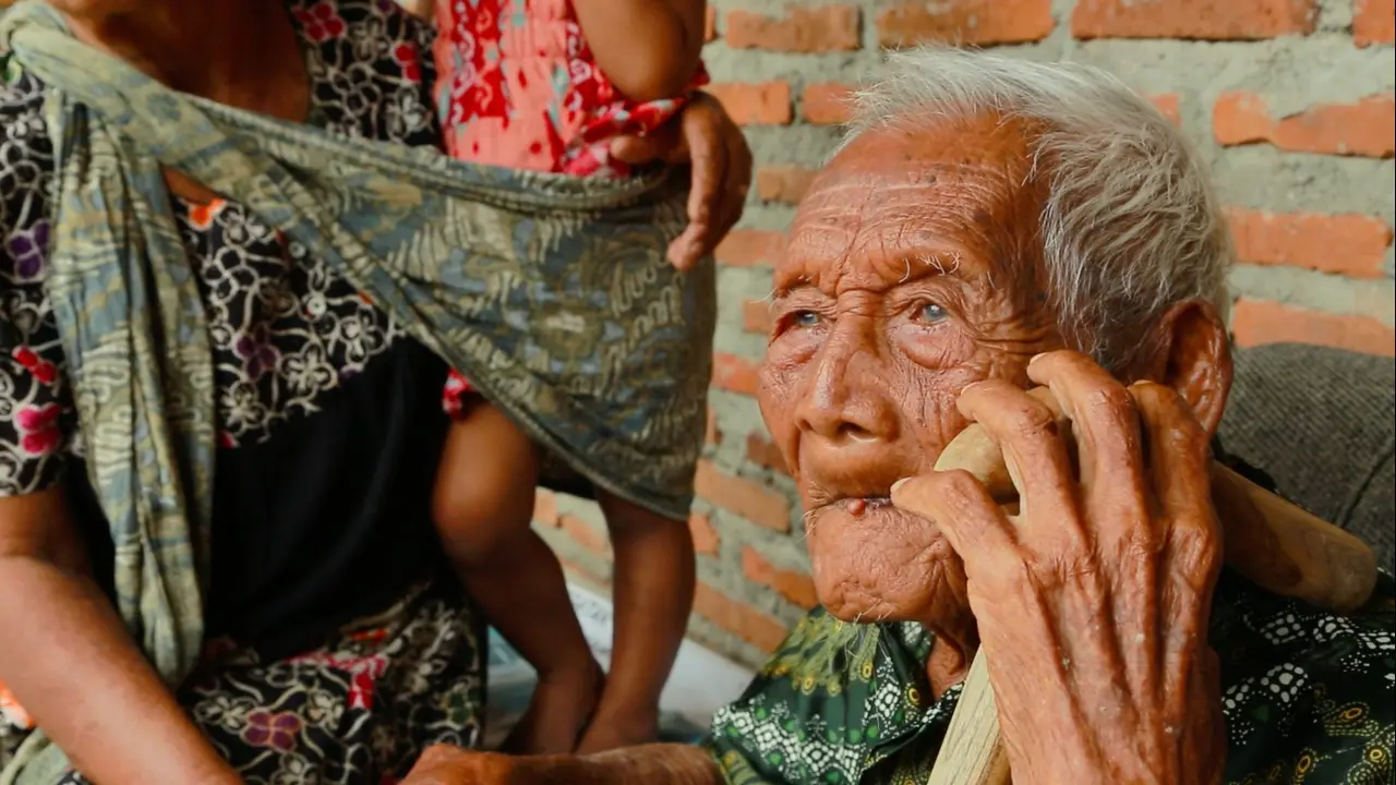 Penglihatan Mbah Gotho Sudah Menurun