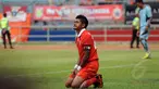 Ekspresi penyerang Persija, Bambang Pamungkas usai gagal memanfaatkan peluang saat berlaga melawan Persela Lamongan di Stadion GBK Jakarta, Minggu (1/3/2015). Persija kalah 0-1 dari Persela. (Liputan6.com/Helmi Fithriansyah)