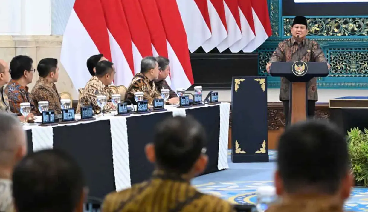 Presiden Republik Indonesia, Prabowo Subianto menggelar Sidang Kabinet Paripurna di Istana Negara, Jakarta, pada Senin 20 Oktober 2025. Sidang Kabinet ini dalam rangka memperingati satu tahun pemerintahannya bersama Wakil Presiden Gibran Rakabuming Raka. (Biro Pers Istana Kepresidenan)