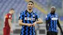 Achraf Hakimi - Pemain timnas Maroko ini diboyong ke Inter Milan pada musim panas dari Real Madrid. Transfer Hakimi yang menelan biaya 40 juta euro terasa pantas lantaran sang pemain berkontribusi besar atas keberhasilan Nerazzurri meraih gelar juara Serie A. (AP/Gregorio Borgia)