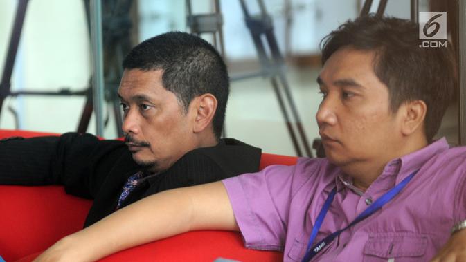 Direktur PT Industri Telekomunikasi Indonesia (INTI) Darman Mappangara (kiri) menunggu untuk menjalani pemeriksaan di Gedung KPK, Jakarta, Kamis (5/9/2019). Darman diperiksa sebagai saksi untuk tersangka mantan Direktur Keuangan PT Angkasa Pura II Andra Y Agussalam. (merdeka.com/Dwi Narwoko)