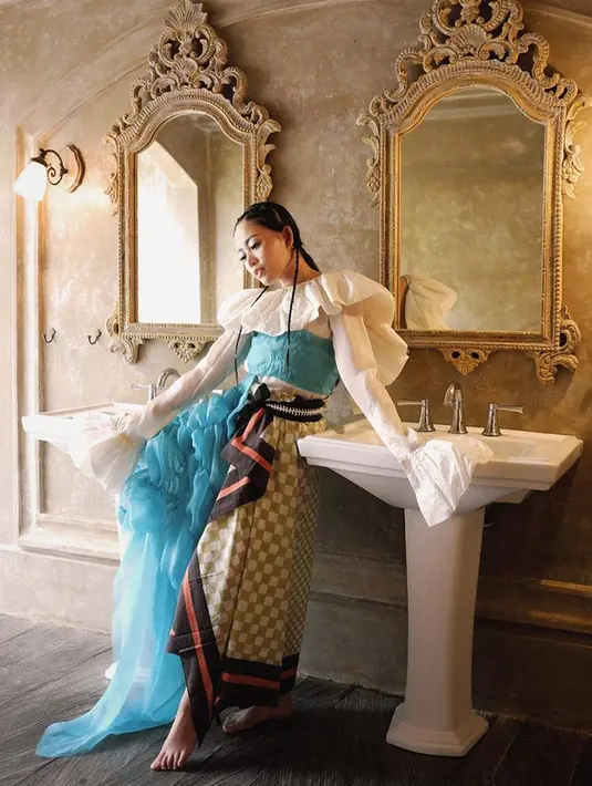 Begini gaya wanita kelahrian 1995 tersebut saat pakai gaun vintage. Memadukan warna putih, biru dan coklat bermotif tak melunturkan pesonanya meski sudah memiliki dua buah hati. (Liputan6.com/IG/@rachelvennya)