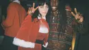 Meski tidak secara langsung membagikan momen ulang tahunnya. Potret dan video pesta ulang tahun Billie Eilish telah beredar di media sosial. Dia mengenakan gaun dan jubah merah yang mirip seperti Nyonya Santa Claus dengan hiasan bulu putih. (Liputan6.com/IG/@only_omenihu)
