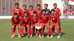 Para pemain starting XI Timnas Indonesia U-22 berfoto sebelum dimulainya laga kedua Grup A SEA Games 2023 menghadapi Myanmar di Olympic Stadium, Phnom Penh, Kamboja, Kamis (4/5/2023). (Bola.com/Abdul Aziz)