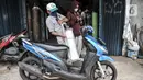Warga dengan sepeda motor mengisi ulang oksigen medis di kawasan Manggarai, Jakarta, Selasa (1/2/2022). Pengelola jasa pengisian oksigen di Manggarai mengungkapkan permintaan oksigen medis mengalami kenaikan sejak seminggu lalu seiring meningkatnya kasus Covid-19. (merdeka.com/Iqbal S Nugroho)