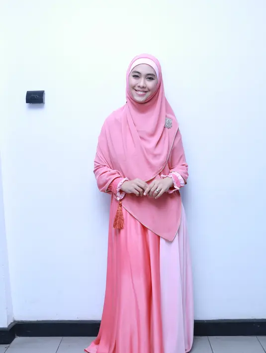 "Alhamdulillah bersyukur pada Allah bergabung pada Keluarga Hafiz. Dan aku berjumpa dengan anak-anak berusia 3-6 tahun. Mereka sudah bisa menghafal Alquran," kata Oki di Jalan Pintu 2 TMII, Jakarta Timur, Senin (23/5/2015). (Galih W. Satria/Bintang.com)