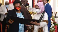 Iriana Jokowi Hadiahkan Selendang Sutra untuk Istri PM Papua Nugini