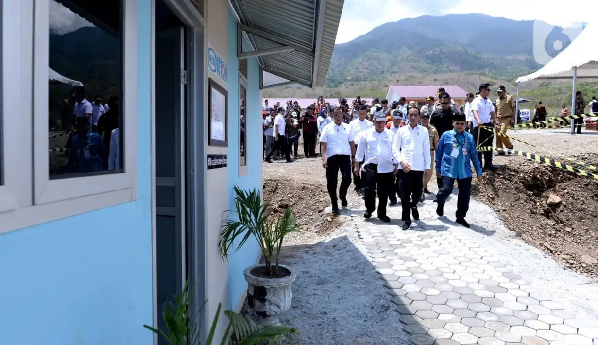 Presiden Joko Widodo bersama Menteri Pekerjaan Umum dan Perumahan Rakyat (PUPR) Basuki Hadimuljono dan Gubernur Sulawesi Tengah Longki Djanggola meninjau proyek penyediaan hunian tetap bagi korban gempa di Kota Palu, Provinsi Sulawesi Tengah, Selasa (29/10/2019). (Liputan6.com/Biro Pers)