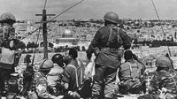Para tentara Israel tengah memantau Kota Tua sebelum melancarkan serangan pada Juni 1967 (photo credit: Wikimedia Commons CC BY-SA/Mazel123)