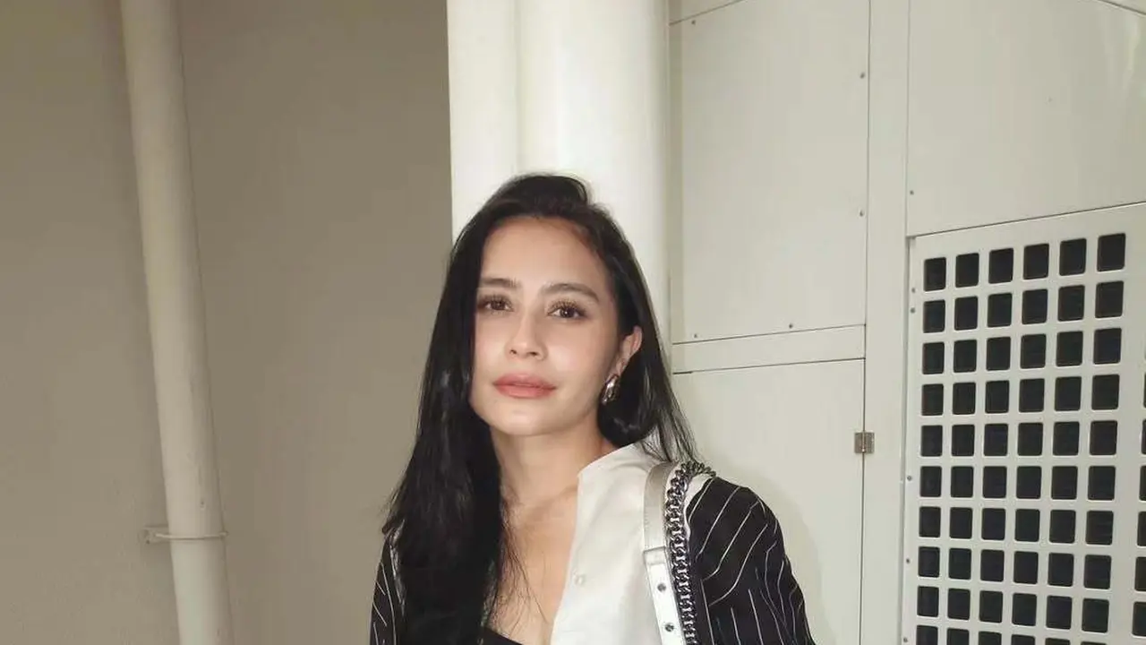 Gaya Smart Casual Prilly Latuconsina Sambil Tenteng Tas Chanel Rp72 Juta-an, Inspirasi Outfit Ngantor yang Stylish