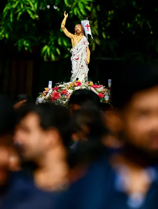Sebelumnya, umat Kristiani juga menjalani ibadah misa Tri Hari Suci jelang perayaan Paskah 2024. (Ishara S. KODIKARA/AFP)