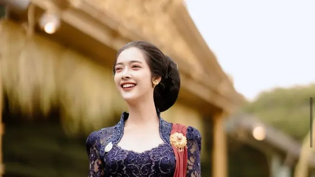 Kebaya mewah Dara Sarasvati jadi sorotan. (credit:instagram.com/darasarasvaati)