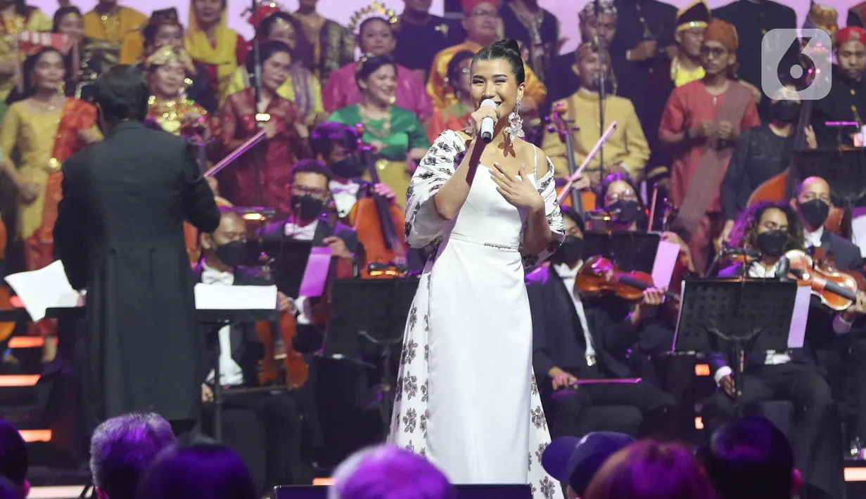 Penyanyi Christie memeriahkan acara Konser Kebangsaan, Simfoni Insan Perhubungan, Bangkit Maju Bersama di Jakarta, Sabtu (6/8/2022). Elek Yo Band, band yang beranggotakan Menteri Kabinet Indonesia Maju, tampil di acara Konser Kebangsaan tersebut. (Liputan6.com/Herman Zakharia)
