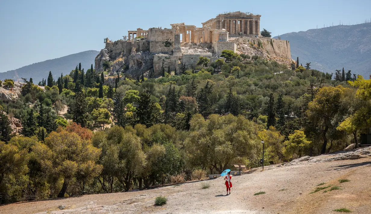 Kementerian Kebudayaan baru saja mengumumkan penutupan darurat Parthenon yang berusia 2.400 tahun itu beberapa jam sebelumnya. (Aris Oikonomou / AFP)